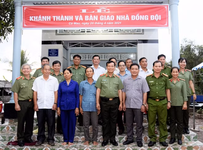 Thứ trưởng Lê Tấn Tới tặng quà và bàn giao nhà đồng đội cho gia đình đồng chí Lê Văn Trạng, ngụ ấp Công Nghiệp B, xã Khánh Hưng, huyện Trần Văn Thời (Cà Mau).