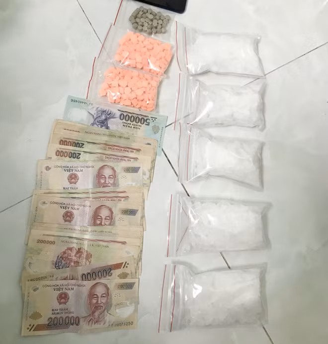 Đối tượng Phước cùng tang vật.