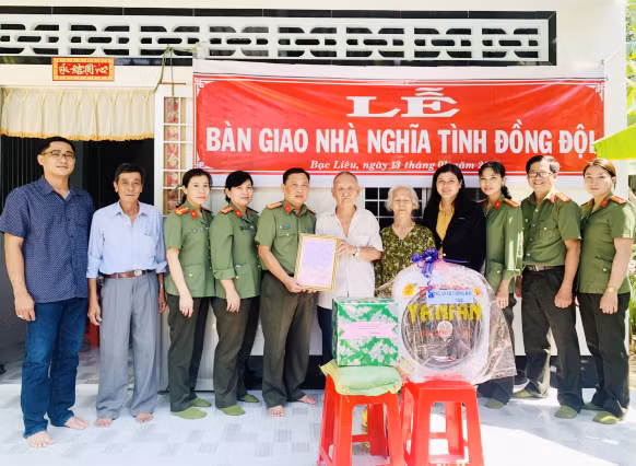 Công an tỉnh Bạc Liêu bàn giao nhà "Nghĩa tình đồng đội" cho gia đình chính sách trên địa bàn.