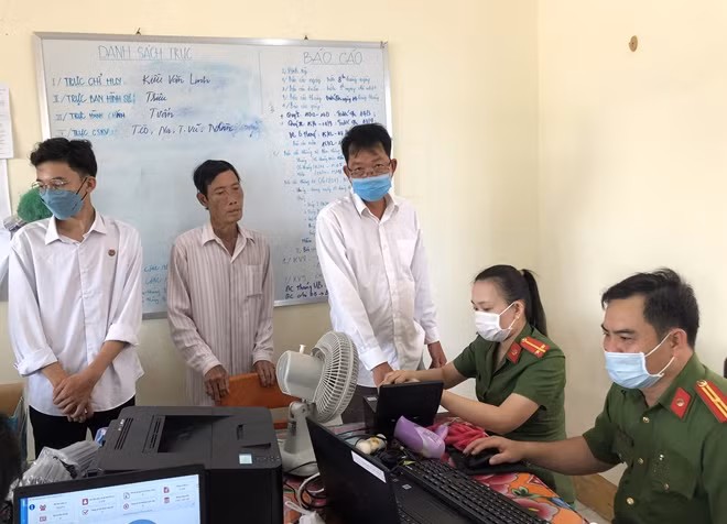 Trung uý Lê Bích Nhung, đang thực hiện quy trình cấp CCCD tại thị trấn Cái Đôi Vàm, huyện Phú Tân (Cà Mau).