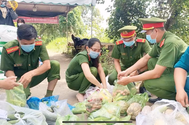 Công an huyện Hòa Bình sắp xếp các nhu yếu phẩm đề chuyển vào ấp Xóm Lớn A.