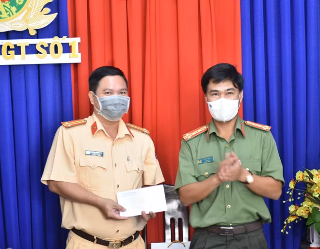Đại tá Lê Việt Thắng, Giám đốc Công an tỉnh Bạc Liêu tặng quà Công an xã Vĩnh Phú Tây và Đội CSGT số 1.