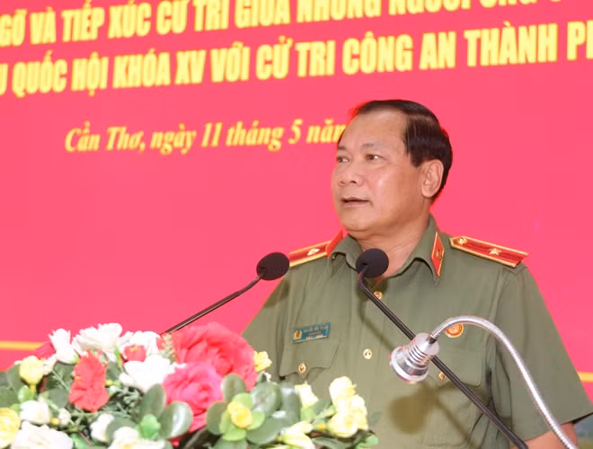 Thiếu tướng Nguyễn Văn Thuận, Giám đốc Công an TP Cần Thơ trình bày chương trình hành động của mình.