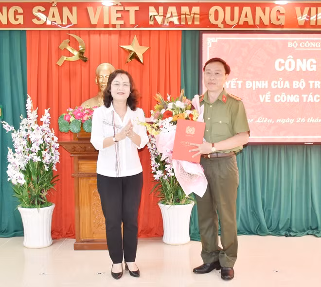 Đồng chí Lê Thị Ái Nam, Phó Bí thư Thường trực Tỉnh ủy Bạc Liêu, trao quyết định chuyển ngành cho đồng chí Huỳnh Hữu Trí, Bí thư Thành ủy TP Bạc Liêu.
