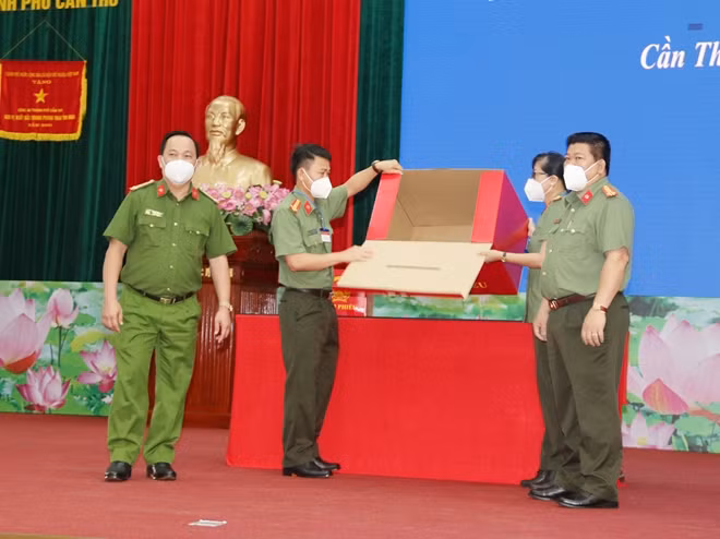 Ban tổ chức kiểm tra thùng phiếu trước khi tiến hành bầu cử.