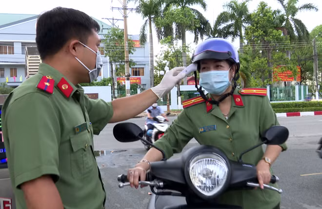 Đo thân nhiệt CBCS khi đến trụ sở làm việc.