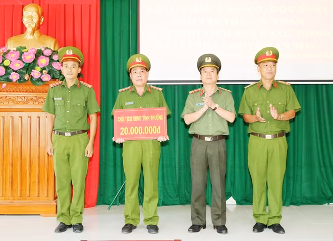 Đại tá Nguyễn Minh Ngọc, Giám đốc Công an tỉnh Sóc Trăng tặng 20 triệu đồng cho Ban Chuyên án.