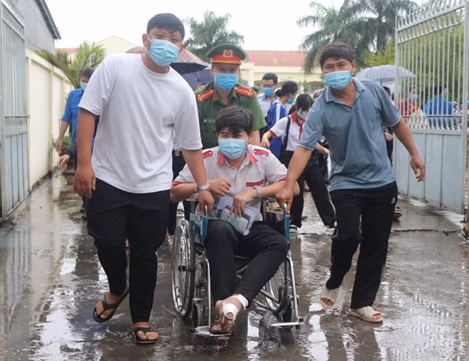 Tuổi trẻ Công an huyện Phước Long hỗ trợ thí sinh bị tai nạn.