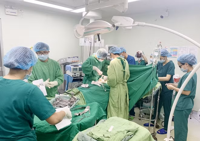 Các BS đang phẫu thuật cho bệnh nhân.
