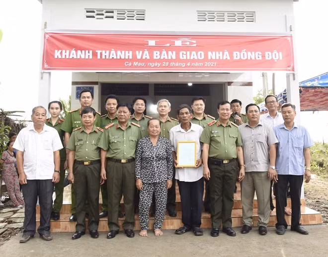 Thứ trưởng Lê Tấn Tới cùng các đại biểu, bàn giao nhà đồng đội cho gia đình đồng chí Đặng Văn Huynh, ngụ Ấp 9, xã Nguyễn Phích, huyện U Minh (Cà Mau).