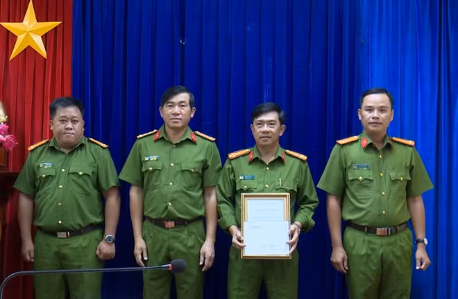 Đại tá Nguyễn Văn Hận, Phó Giám đốc Công an tỉnh trao quyết định thưởng nóng cho Phòng Cảnh sát hình sự.