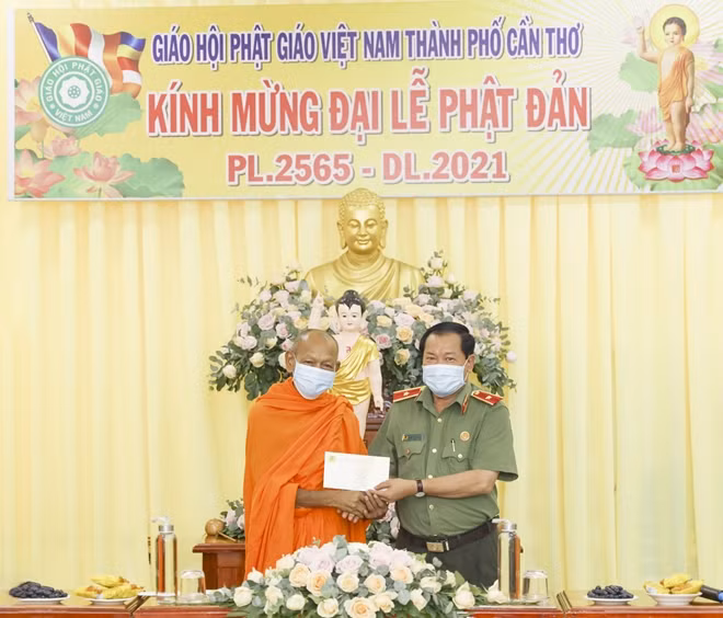 Thiếu tướng Nguyễn Văn Thuận chúc mừng Đại lễ Phật đản Hòa thượng Đào Như, Trưởng Ban trị sự Giáo hội Phật giáo TP Cần Thơ.