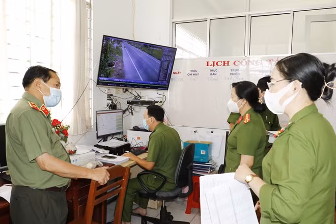 Thiếu tướng Nguyễn Văn Thuận kiểm tra việc cấp CCCD và làm sạch dữ liệu dân cư tại Công an phường Long Hưng (quận Ô Môn).
