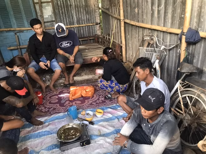 Các đối tượng tụ tập ăn nhậu trong thời điểm giãn cách xã hội bị Công an TP Sóc Trăng bắt quả tang.