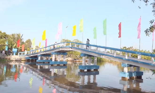 Cầu "Ông Bảy Thất" do gia đình Thiếu tướng Trần Tôn Thất và Quỹ học bổng Vừ A Dính tài trợ