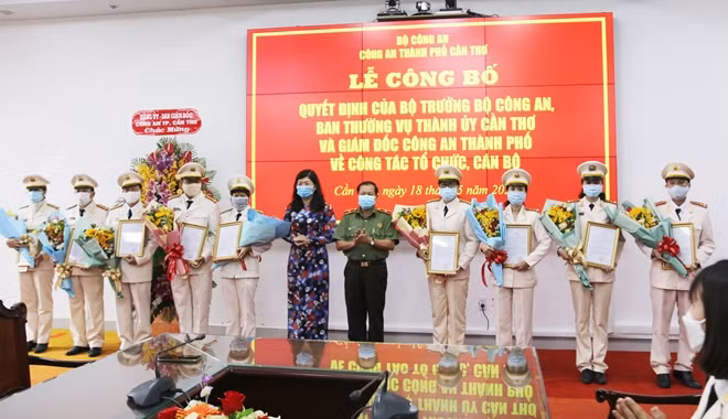 Thiếu tướng Nguyễn Văn Thuận và lãnh đạo UBKT Thành ủy Cần Thơ trao quyết định, tặng hoa các đồng chí nhận nhiệm vụ tại Cơ quan UBKT Đảng ủy Công an TP Cần Thơ.