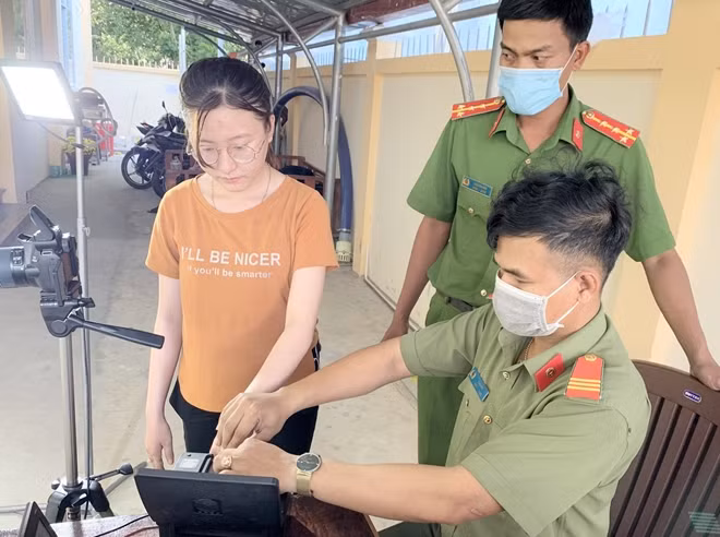 Công an thị xã Vĩnh Châu cấp CCCD tại Phường 2 tới tận khuya.