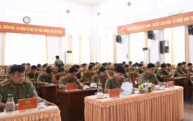 Toàn cảnh hội nghị.