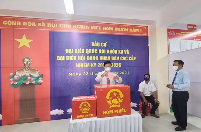 Bí thư Tỉnh ủy Cà Mau bỏ phiếu bầu cử tại xã Đất Mũi, huyện Ngọc Hiển.