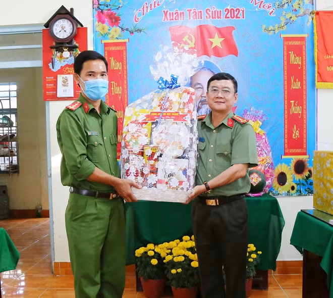 Đại tá Nguyễn Minh Ngọc, Giám đốc Công an tỉnh Sóc Trăng, tặng quà Tết Công an xã Thạnh Phú, huyện Mỹ Xuyên.