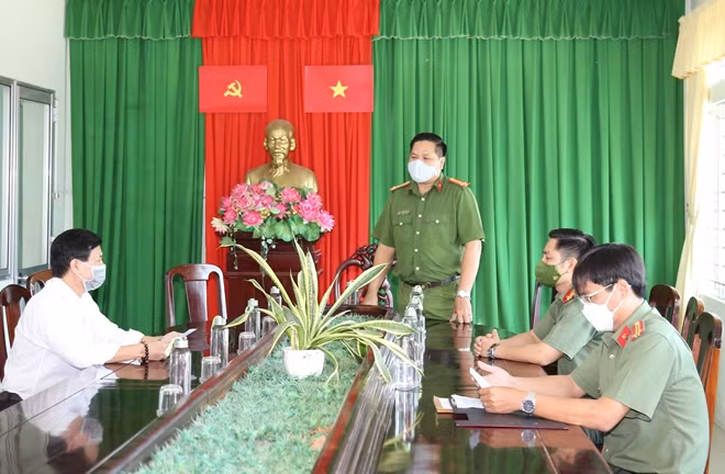 Công an huyện Châu Thành (Sóc Trăng) mời ông V. lên làm việc về hành vi chia sẻ thông tin sai sự thật về COVID-19.