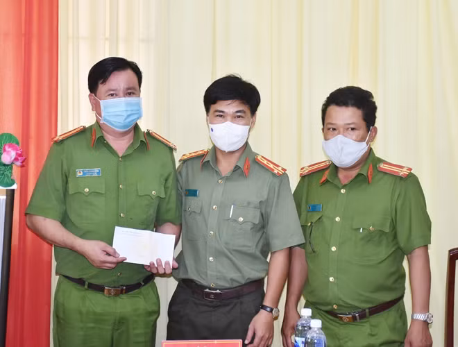 Đại tá Lê Việt Thắng, Giám đốc Công an tỉnh Bạc Liêu chúc Tết, tặng quà Công an xã Hưng Hội, huyện Vĩnh Lợi.