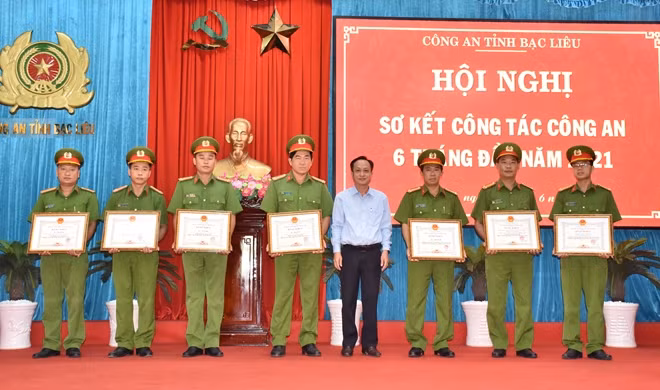 Lãnh đạo Tỉnh ủy, UBND tỉnh Bạc Liêu tặng Bằng khen các tập thể, cá nhân có thành tích xuất sắc trong công tác, chiến đấu và các phong trào thi đua.