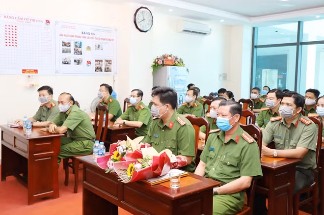 Toàn cảnh buổi khen thưởng.