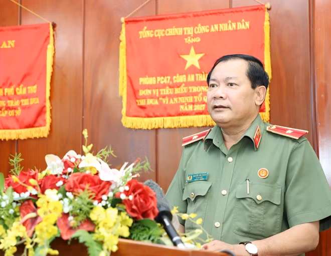 Thiếu tướng Nguyễn Văn Thuận phát biểu động viên các tập thể được khen thưởng.