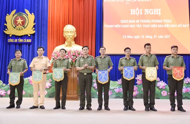 Đại diện Đoàn Thanh niên Bộ Công an trao cờ lưu niệm cho các đội đoạt giải tham gia trò chơi lớn.
