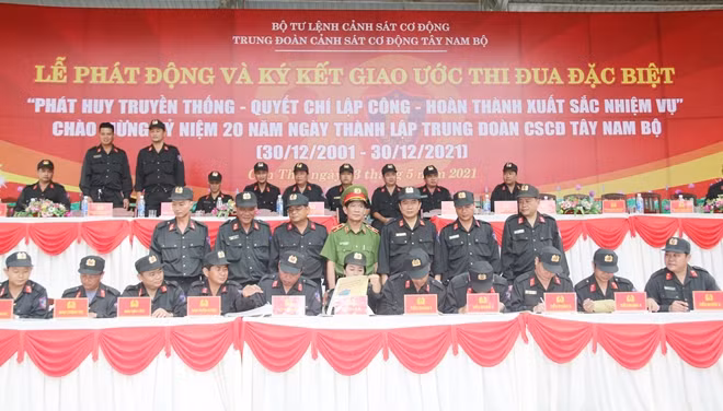 Các đại biểu chứng kiến lễ ký kết đợt thi đua đặc biệt.