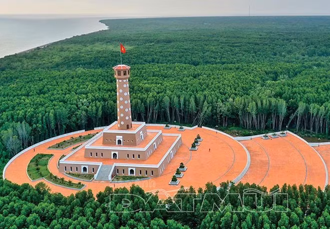 Cột cờ Hà Nội tại Mũi Cà Mau.