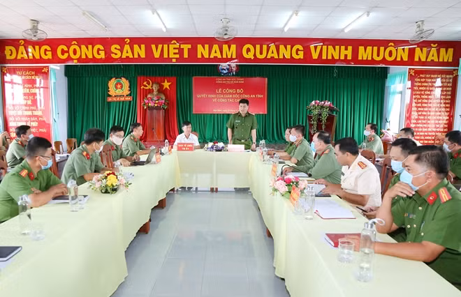 Đại tá Phan Văn Ứng, Phó Giám đốc Công an tỉnh Sóc Trăng kiểm tra công tác bảo đảm ANTT bầu cử ở thị xã Ngã Năm.