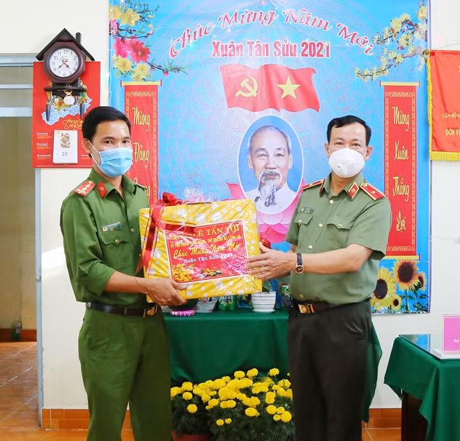 Thứ trưởng Lê Tấn Tới đến thăm, chúc Tết CBCS Công an xã Thạnh Phú, huyện Mỹ Xuyên (Sóc Trăng).