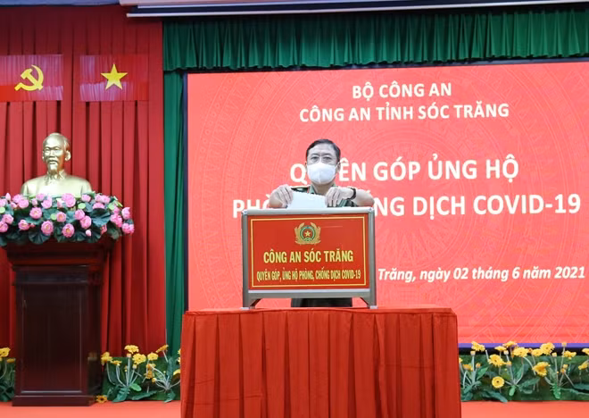 Công an tỉnh Sóc Trăng quyên góp ủng hộ phòng, chống COVID-19.
