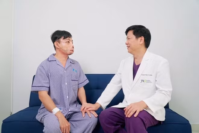 Anh Mến trước và sau phẫu thuật.