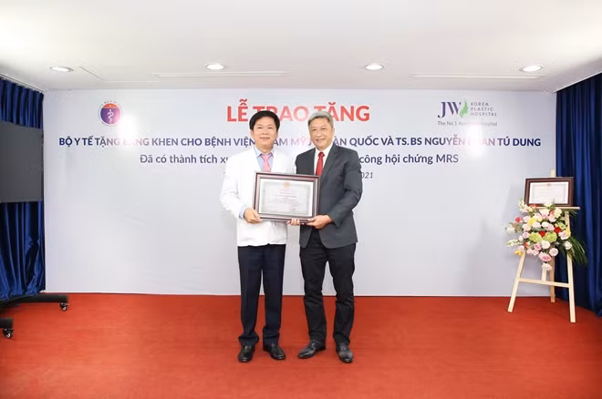 Thứ trưởng Bộ y tế Nguyễn Trường Sơn, trao Bằng khen của Bộ trưởng Bộ Y tế cho tập thể Bệnh viện JW và cá nhân Giám đốc Bệnh viện – Nguyễn Phan Tú Dung