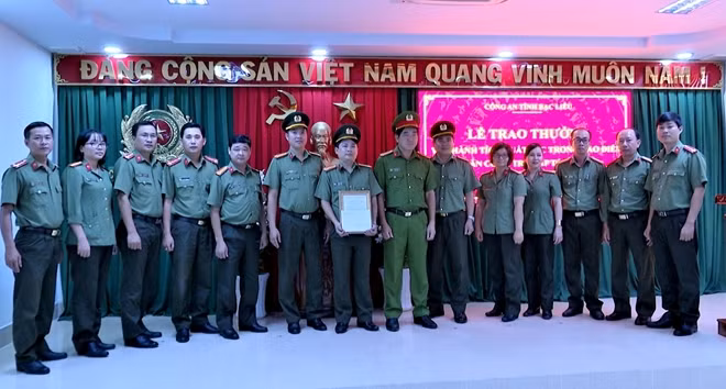 Đại tá Nguyễn Văn Hận, Phó Giám đốc Công an tỉnh, khen thưởng Phòng Tham mưu