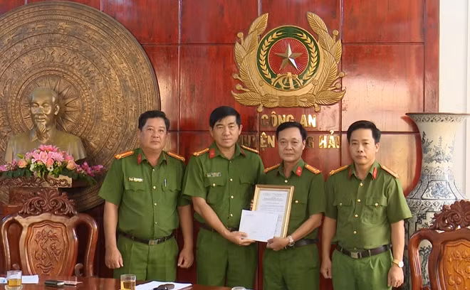 Đại tá Nguyễn Văn Hận, Phó Giám đốc Công an tỉnh khen thưởng Công an huyện Đông Hải.