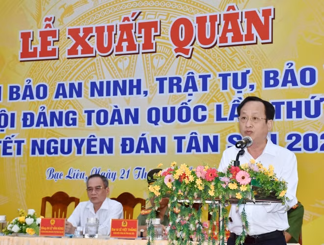 Đồng chí Phạm Văn Thiều, Chủ tịch UBND tỉnh Bạc Liêu phát biểu tại lễ ra quân.