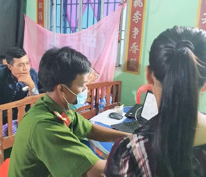 Công an thị xã Vĩnh Châu cấp CCCD tại nhà cho người dân đến tận khuya.