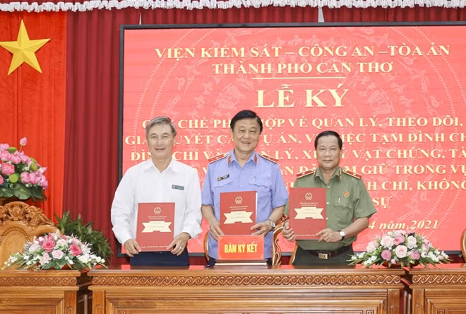 Các Thủ trưởng Công an - VKSND - TAND TP Cần Thơ ký kết Quy chế phối hợp.