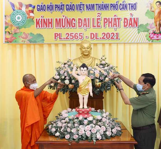 Hòa thượng Đào Như và Thiếu tướng Nguyễn Văn Thuận thực hiện nghi lễ tắm Phật.