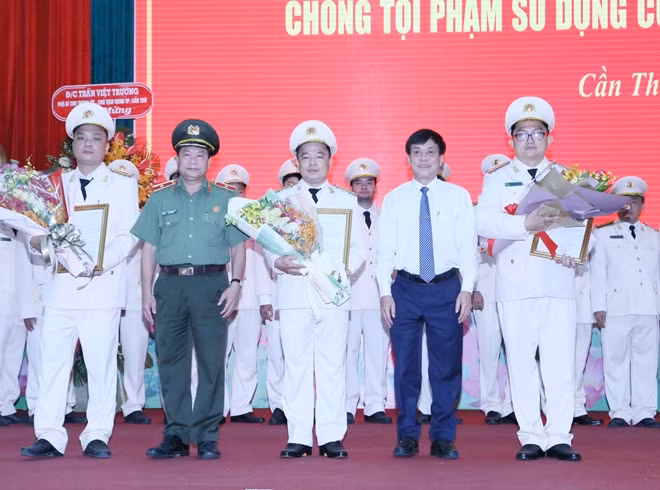 Lãnh đạo UBND thành phố, Giám đốc Công an TP Cần Thơ trao quyết định cho Ban Chỉ huy Phòng An ninh mạng và Phòng chống tội phạm sử dụng công nghệ cao.