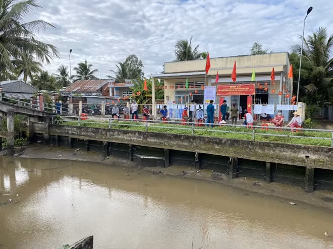 Nhiều cử tri đi bầu từ sớm để về con đi làm đồng.