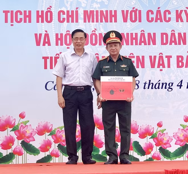 Thiếu tướng Nguyễn Thanh Hải tiếp nhận các hiện vật trao tặng.