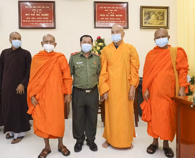 Thiếu tướng Nguyễn Văn Thuận thăm hỏi các Hòa thượng, Thượng tọa tại Văn phòng Ban Trị sự Giáo hội Phật giáo Việt Nam TP Cần Thơ.
