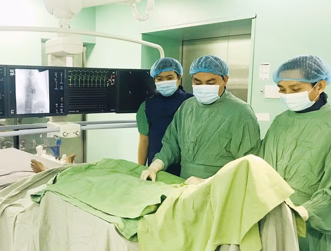 Các BS đang can thiệp chop bệnh nhân.