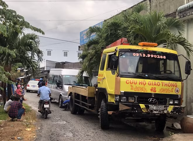 Cơ quan Công an phải điều xe cứu hộ đến cẩu xe 16 chỗ về trụ sở để làm rõ.