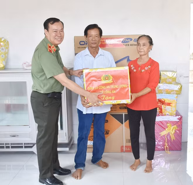 Thứ trưởng Lê Tấn Tới tặng quà gia đình 2 đồng chí Đoàn Hồng Mận và Nguyễn Thành Tâm.